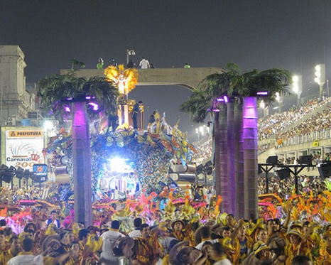 Escola Unidos da Tijuca desfilando en el sambódromo