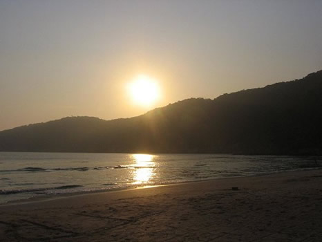 Atardecer en la playa de Guaiúba - Guarujá