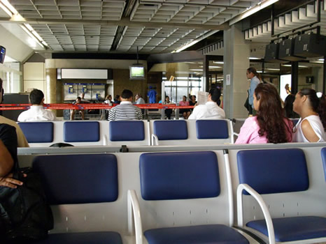 Sala de espera en aeropuerto de Guarulhos, San Pablo