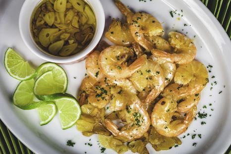 Plato Típico de Playa: Camarao Oleo e Alho