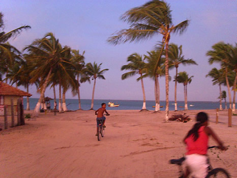 Niños en bicicleta cerca de la aldea indígena