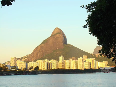 Laguna Rodrigo de Freitas y Morro dois Irmãos