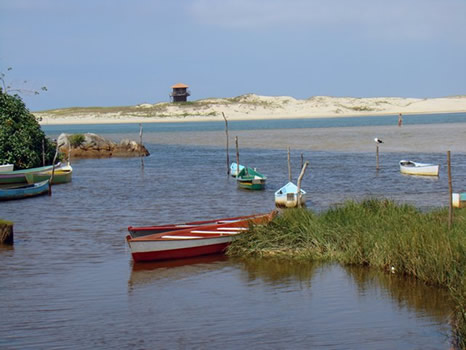 Río da Madre y playa de Guarda do Embaú enfrente