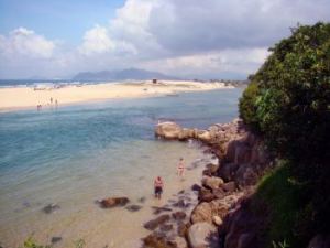 Playa de Guarda do Embaú desde acceso a la Prainha